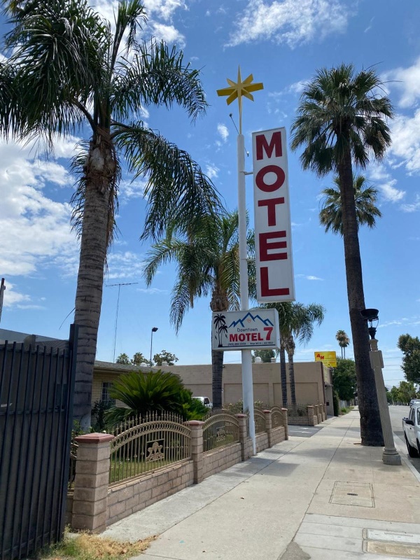 Downtown Motel 7 image 14